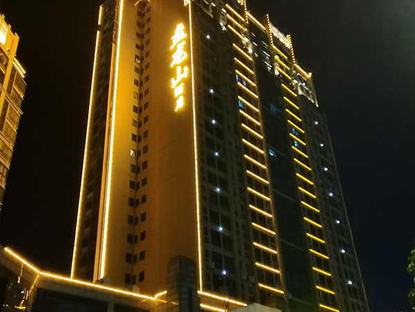 宇泉投光燈：光芒匯聚，萬(wàn)千華彩